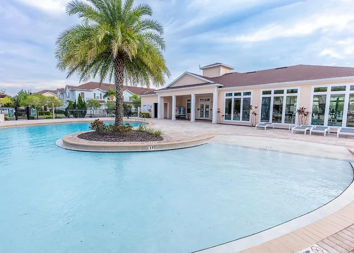 Elegant, Spacious 3Bedroom Near Attractions Hot Tub Pool & Gym