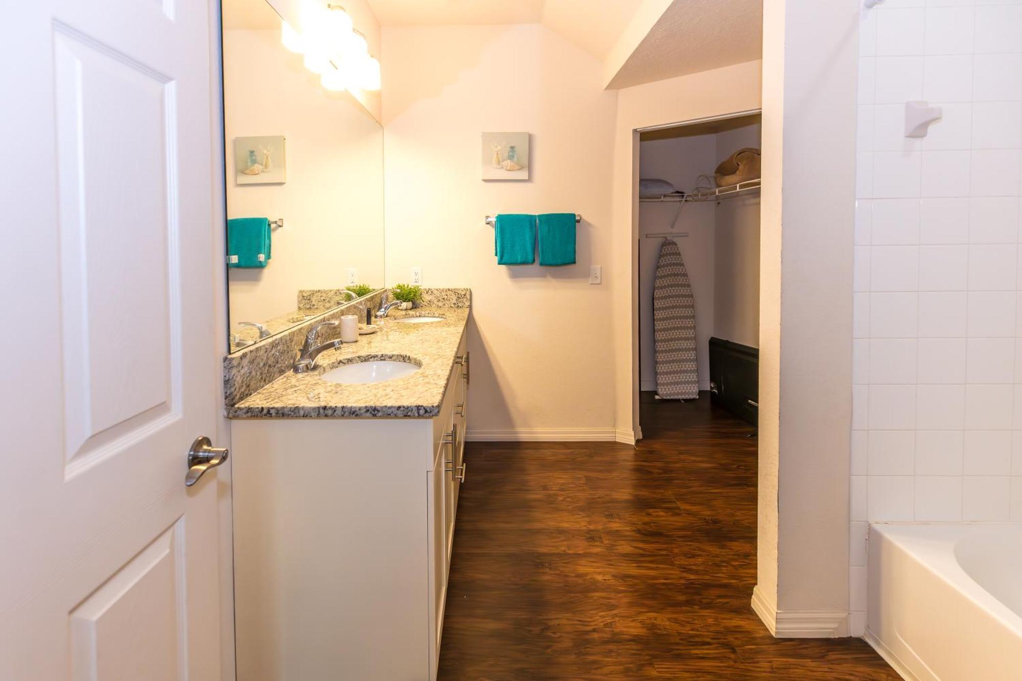 Ferienhaus Elegant, Spacious 3bedroom Near Attractions Hot Tub Pool & Gym *
