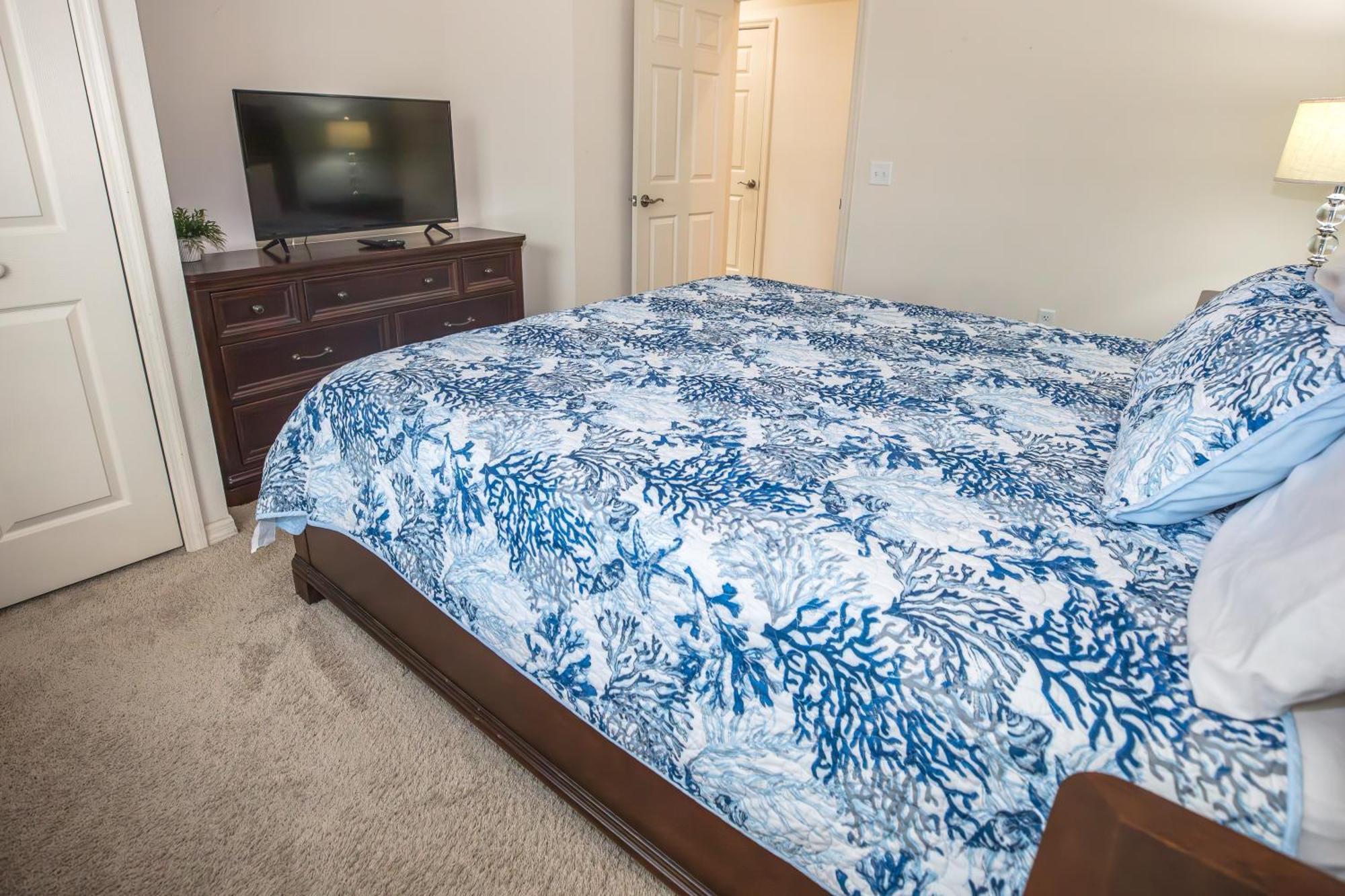 Elegant, Spacious 3bedroom Near Attractions Hot Tub Pool & Gym Ferienhaus